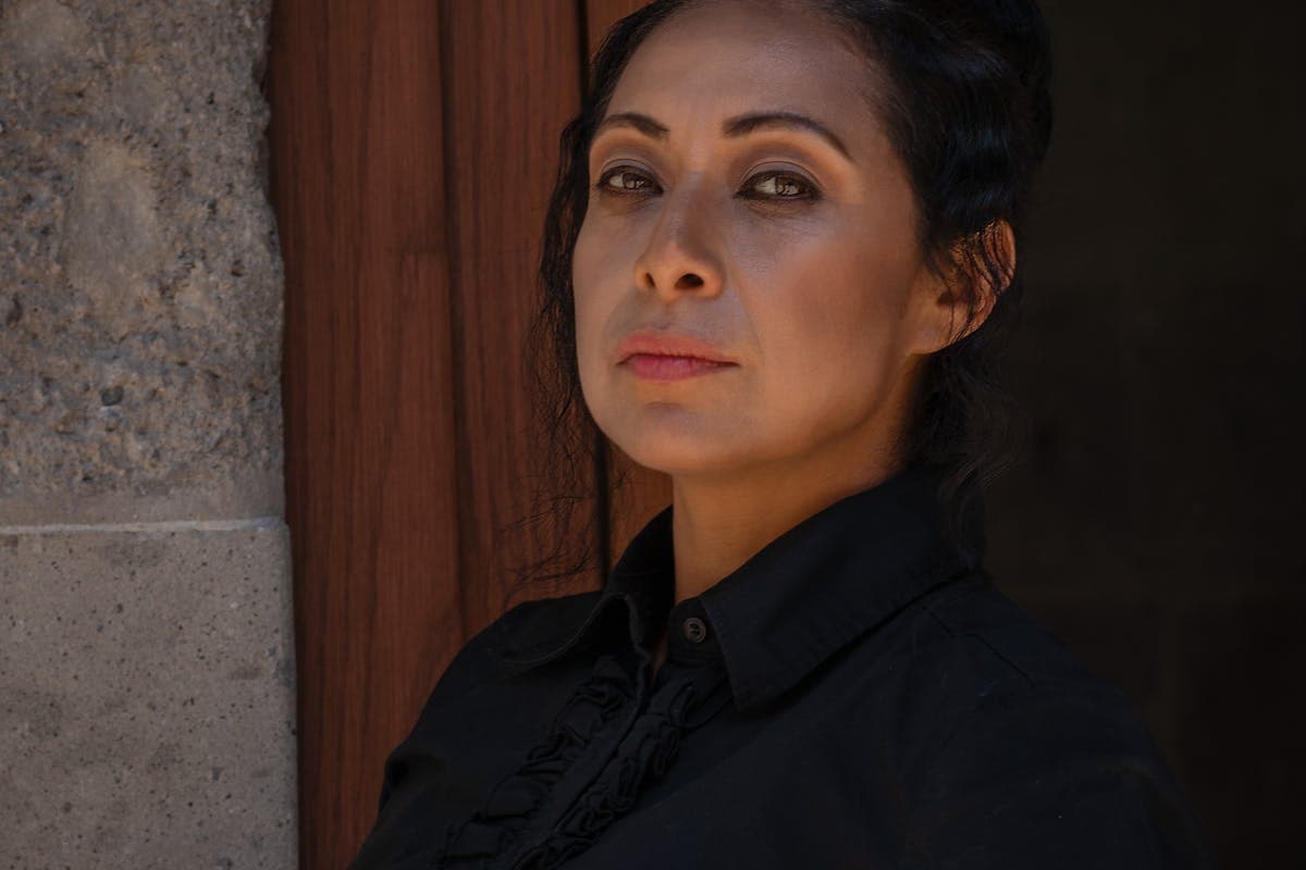 Mujer contemplativa interesada en Reiki
